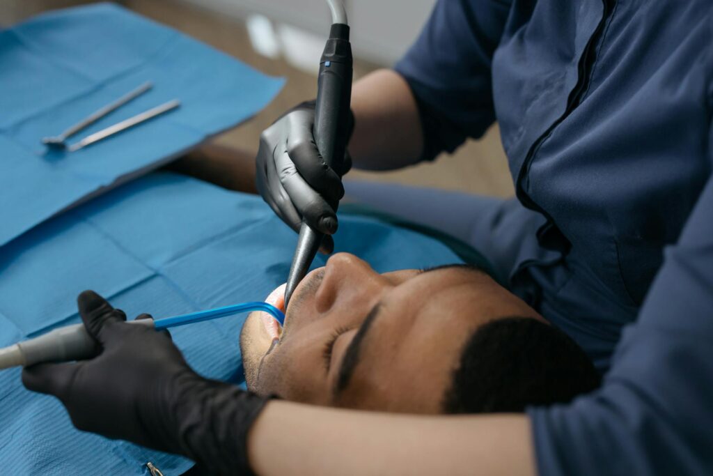 Laserterapia dentale: tutti i campi di applicazione e i vantaggi